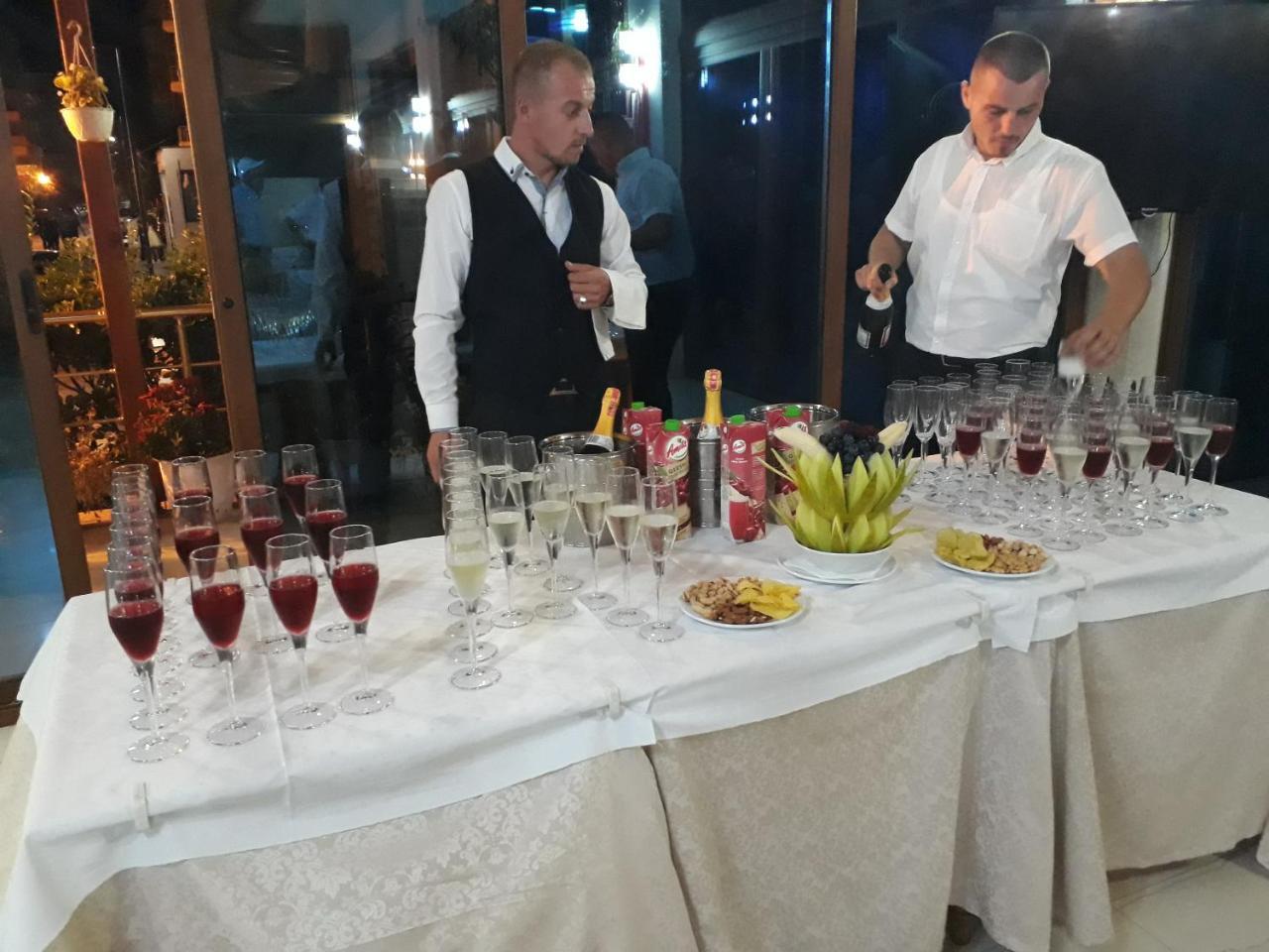 Hotel 3 Vellezerit Durrës Eksteriør billede